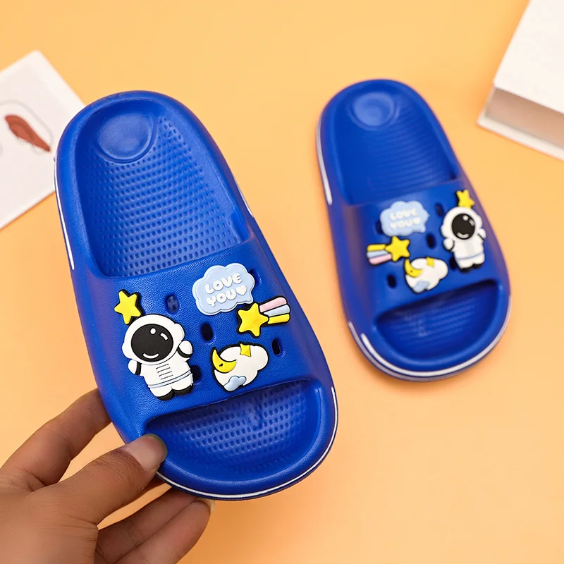 Летние сабо для девочек и мальчиков, пляжные сандалии Kawai EVA с героями мультфильмов, Модная дизайнерская быстросохнущая водная обувь, детские тапочки на платформе