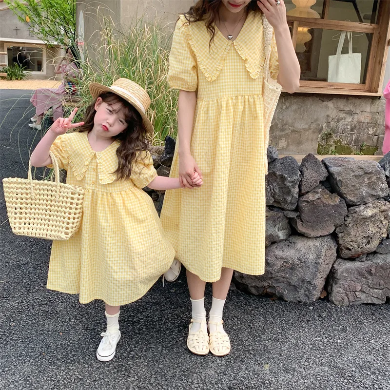 Платья в тон для мамы и дочки, летняя одежда для семьи, милое желтое клетчатое платье, платье для мамы и меня с коротким рукавом